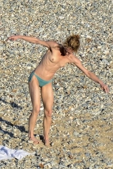 42-летняя Ванесса Паради загорает на пляже топлесс.